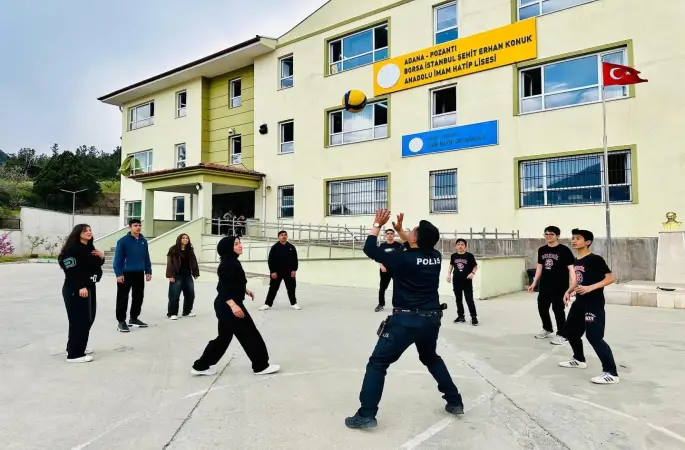 Polis, öğrencilerin voleybol heyecanına ortak oldu
