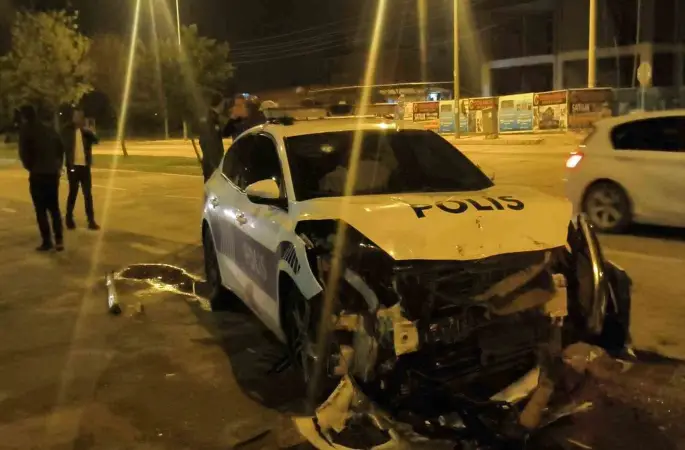 Polis otosuna çarpıp patlamış lastiklerle kaçtı, park halinde bulundu
