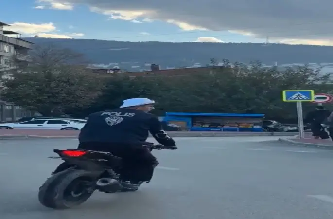 Polis yeleği giyip trafikte tehlikeli hareketler yaptı, cezadan kaçamadı

