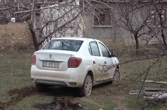 Polisin "dur" ihtarına uymayan şüpheliler aracı bırakıp kaçtı
