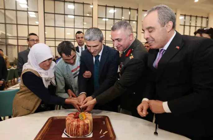 Polislerden özel bireye unutamayacağı doğum günü sürprizi
