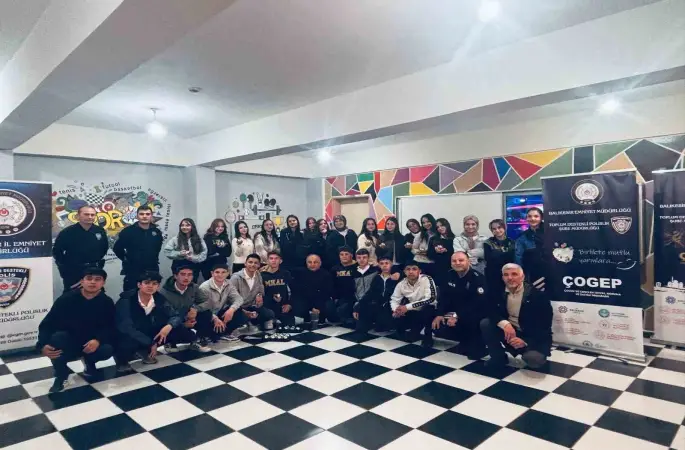 Polisten 50 öğrenciye kurs malzemesi yardımı
