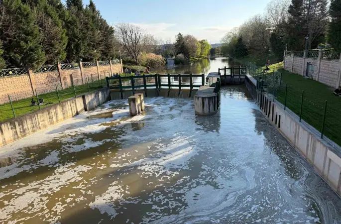 Porsuk Çayı’nın yüzeyi köpükle kaplandı
