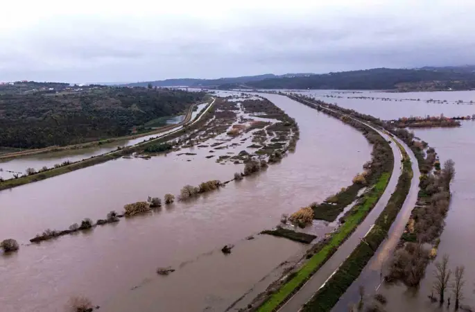 Portekiz’i fırtına vurdu: 1 kişi sel suyuna kapılarak hayatını kaybetti

