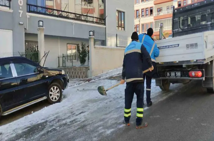 Pursaklar Belediyesi’nden buzlanmaya karşı önlem
