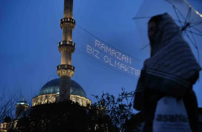 Ramazan ayının müjdecisi mahyalar yanmaya başladı
