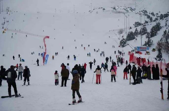 Rap müziğin yıldızı Çakal Ergan Kayak Merkezi’nde
