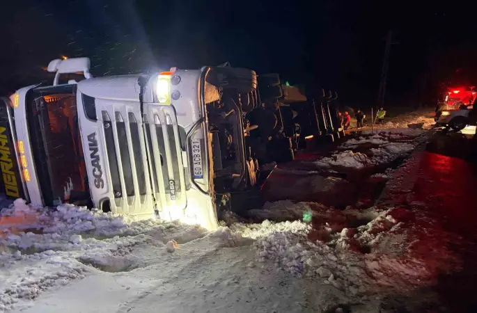 Refahiye’de hayvan yüklü tır kazası: 45 büyükbaş kurtarıldı
