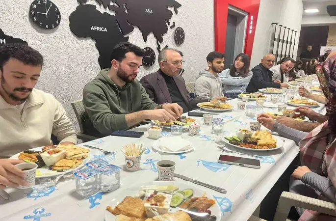 Rektör Göktaş, çalışan öğrencilerle sahurda buluştu
