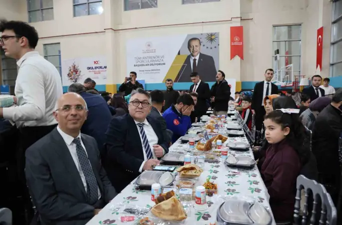 Rektör Özölçer, iftar buluşmasında öğrencilerle bir araya geldi
