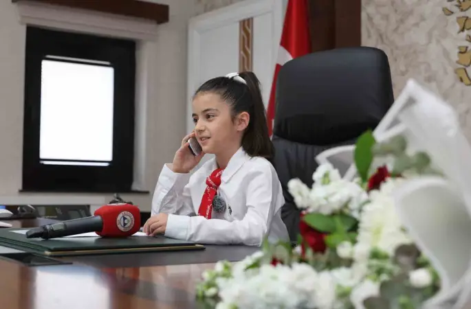 Rektör Prof. Dr. Altun, koltuğunu Minik Emine Defne’ye devretti
