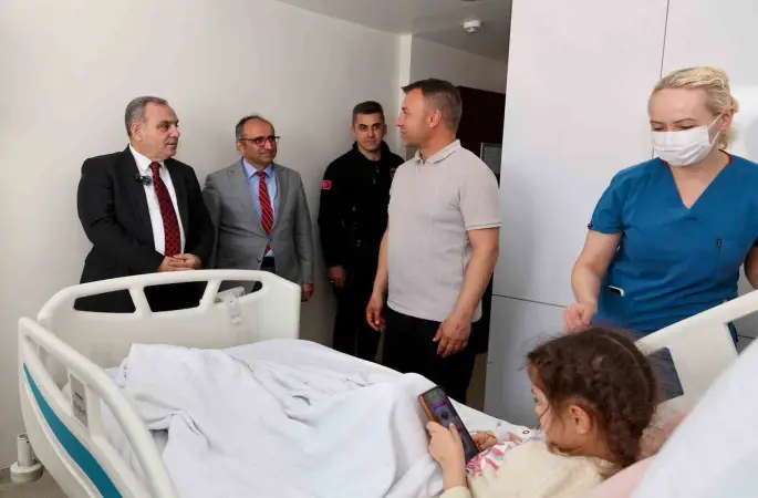 Rektör Prof. Dr. Altun’dan tedavi gören çocuklara 23 Nisan ziyareti
