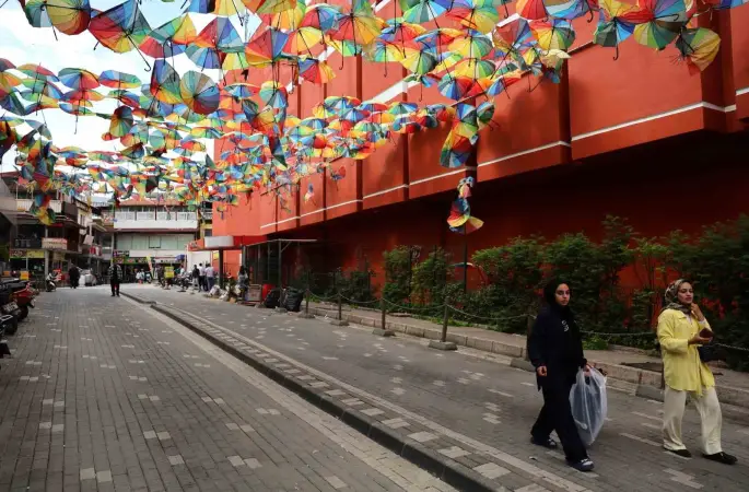 Renkli şemsiyelerle kaplı sokak, harabeye döndü
