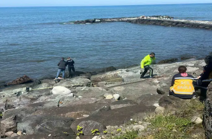 Rize’de kıyıya vuran erkek cesedi bulundu
