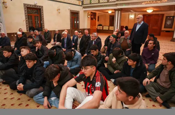 Rize’de öğrenciler cemaati az olan camilerde teravih namazında buluşuyor
