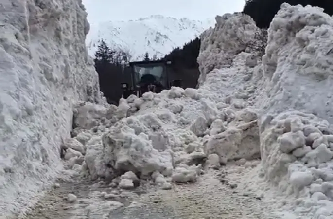 Rize’de yayla yollarında 5 metrelik kar temizliği
