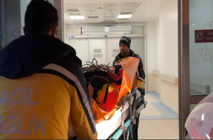 Rumelifeneri’nde kaybolduktan saatler sonra bulunan kadın, düştüğü uçurumdan kurtarıldı
