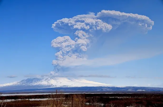 Rusya’daki Şiveluç Yanardağı 11 kilometre yüksekliğe kül püskürttü
