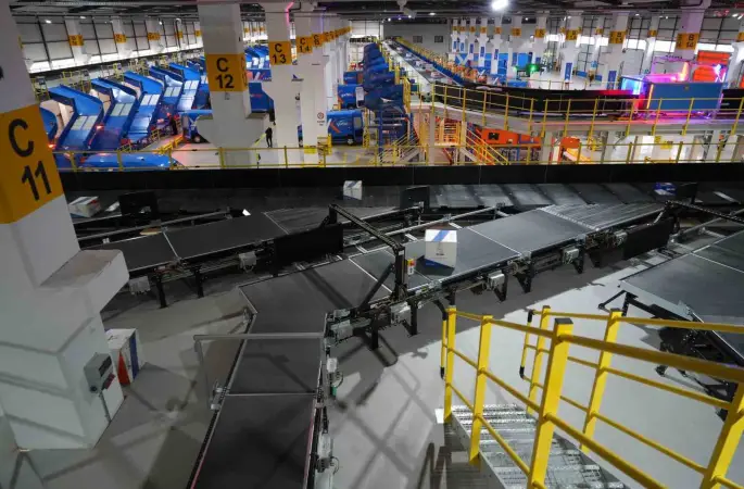 Saatte 25 bin kargo, insan eli değmeden bir araçtan diğerine yükleniyor
