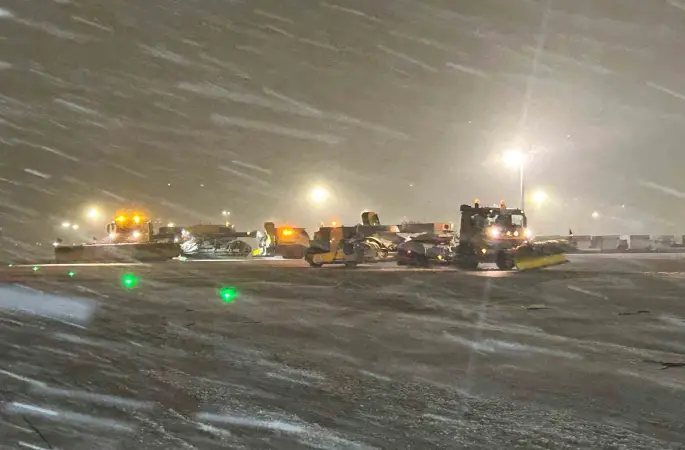 Sabiha Gökçen Havalimanı’nda karla mücadele çalışması
