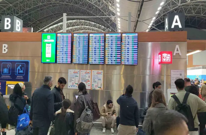 Sabiha Gökçen’de hava muhalefeti engeli: 127 sefer iptal edildi, yolcular terminalde kaldı
