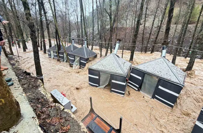 Sağanak Mersin’i vurdu: Dereler taştı, restoran sular altında kaldı
