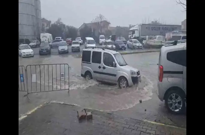 Sağanak yağış hayatı olumsuz etkiledi
