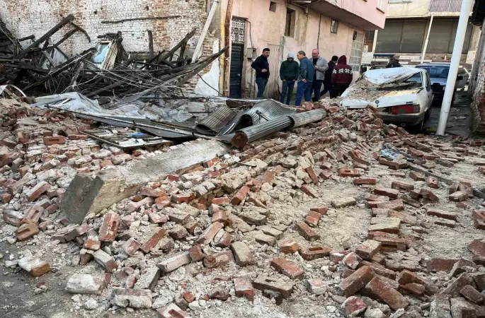 Sağanak yağış Sarıgöl’de metruk bir binayı yıktı
