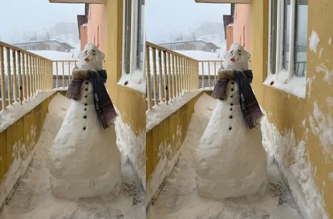 Sağlıkçılardan balkonda kardan adam
