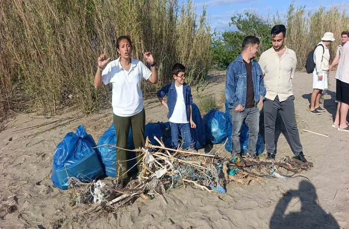 Sahil temizliğinde toplanan çöp yığını görenleri hayrete düşürdü
