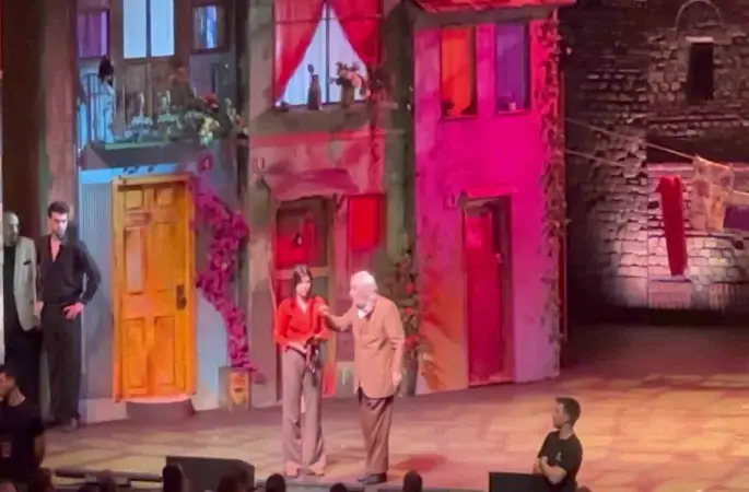 Sahnede fenalaşan Müjdat Gezen hastaneye kaldırıldı
