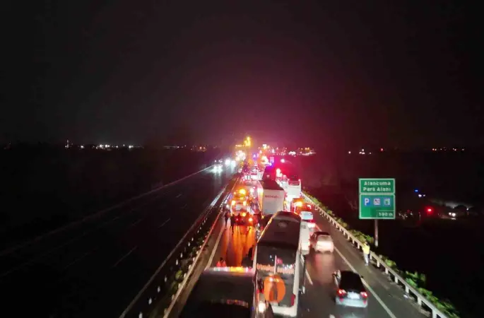 Sakarya’da 16 aracın karıştığı zincirleme kazada 4’ü ağır 13 yaralı: Olay yeri böyle görüntülendi
