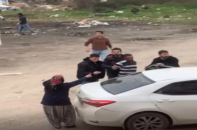 Sakarya’da hareketli dakikalar: Firariyi vermemek için polise direndiler
