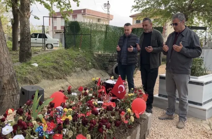 Saldırıda hayatını kaybeden Adnan’ın mezarlarına bırakılan notlar duygulandırdı
