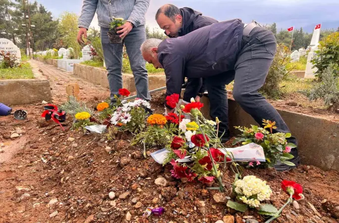 Saldırıda hayatını kaybeden Kerem’in mezarına çiçekler dikildi
