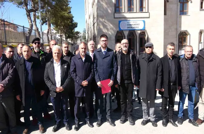 Saldırıya uğrayan okul müdürüne destek verdiler
