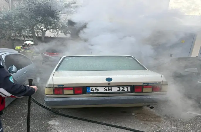 Salihli’de yangın paniği: Park halindeki 2 otomobil yandı
