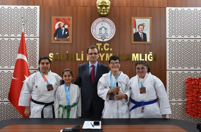 Salihli’nin karate yıldızları Türkiye dereceleriyle gururlandırdı
