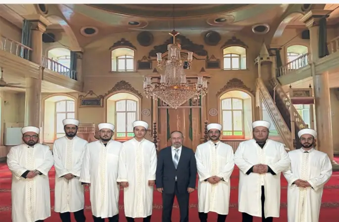 Salihli’ye atanan din görevlileri cübbe giydi
