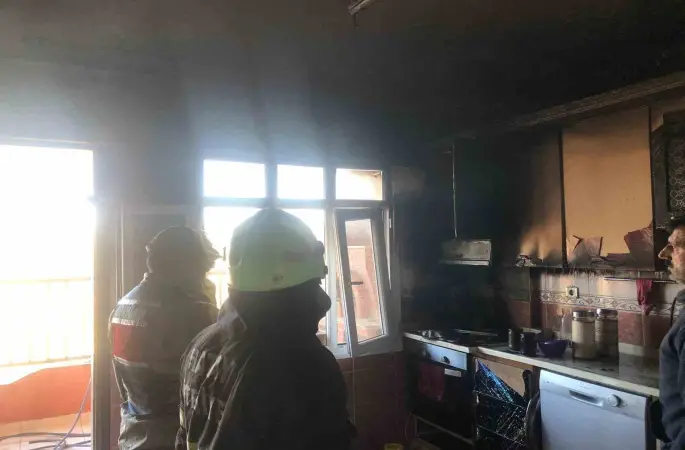 Samandağ’da evin mutfağından alevler yükseldi

