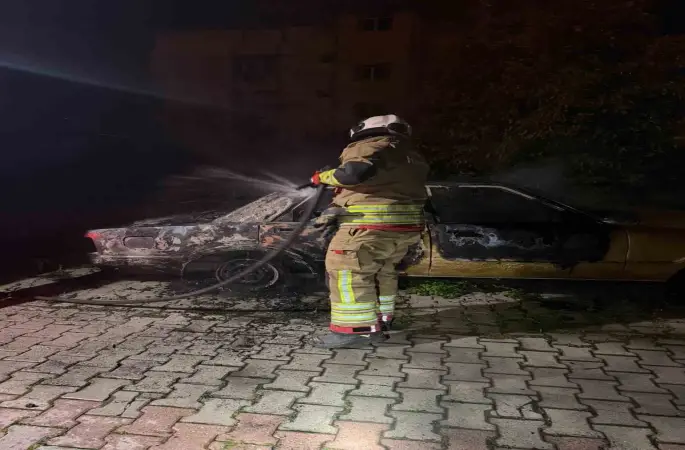 Samandağ’da yanan FİAT TOFAŞ kullanılmaz hale geldi
