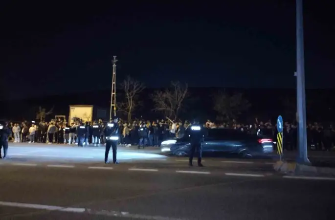 Samandıra’da Fenerbahçeli taraftarlar yönetim ve futbolculara tepki gösterdi
