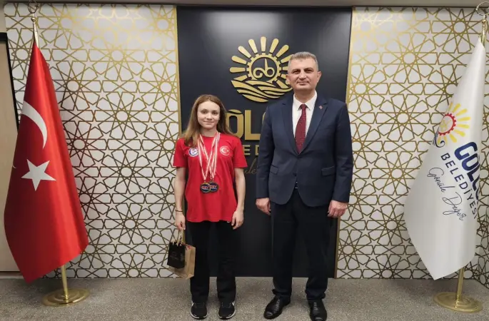 Şampiyon milli yüzücü Alara sevincini Başkan Sezer ile paylaştı
