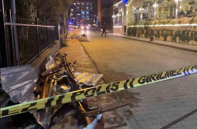 Samsun’da fırtına çatıları uçurdu, ağaçları devirdi
