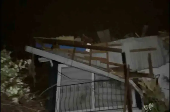 Samsun’da fırtına etkili oldu: Çatılar uçtu, ağaçlar devrildi
