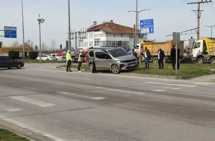 Samsun’da kırmızı ışık ihlali kazaya yol açtı: 3 yaralı
