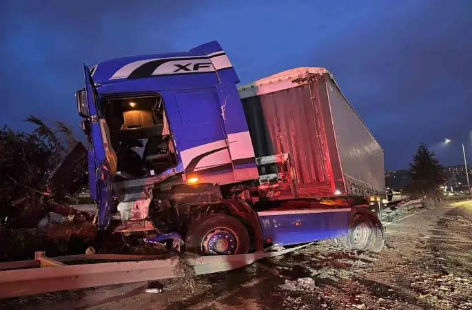 Samsun’da tır devrildi: 1 yaralı

