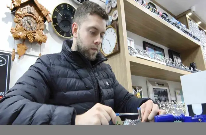 Samsun’un en genç saat tamircisi, zamana ayar veriyor
