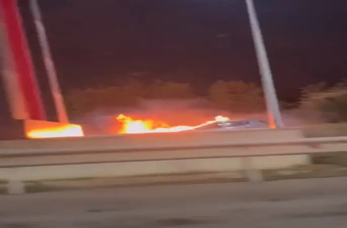 Sancaktepe’de otomobil alev alev yandı
