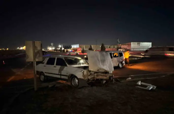Şanlıurfa’da hafif ticari araç ile otomobil çarpıştı: 5 yaralı
